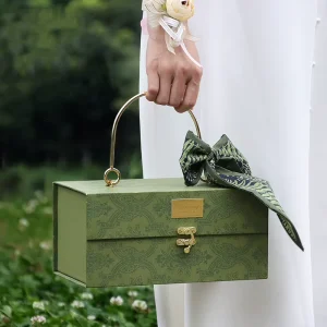 Metal Hand-held Embossed Green Red Paper Gift Boxes for Valentines Wedding Bridesmaid Gifts